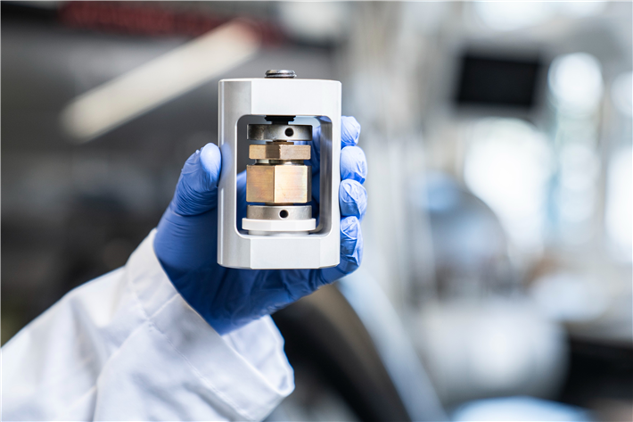 Mit einem innovativen Herstellungsprozess zur Batterie der Zukunft: PSI-Forschende zeigen in einer aktuellen Studie, wie sich Festkörperbatterien kostengünstig, effizient und langlebig produzieren lassen. Das Bild zeigt eine Testzelle, in der die am PSI entwickelte Festkörperbatterie hergestellt und getestet wird. &copy; Paul Scherrer Institut PSI / Mahir Dzambegovic