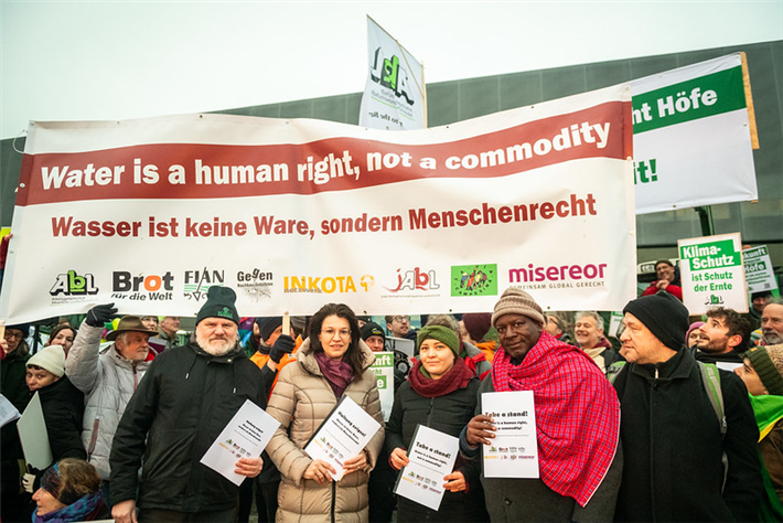 Bäuerlicher Protest 2026 'Wir haben es satt!'-Demonstration am 17.01.26 für eine bäuerliche ökologischere Landwirtschaft! &copy; Nick Jaussi/www.wir-haben-es-satt.de #WHES26 #GutesEssenFürAlle