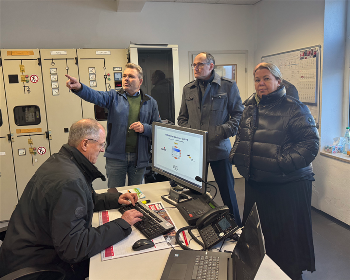 BEE-Präsidentin Ursula Heinen-Esser beim Besuch des E-Werks Schweiger Oberding &copy; Bundesverband Deutscher Wasserkraftwerke e.V. (BDW)