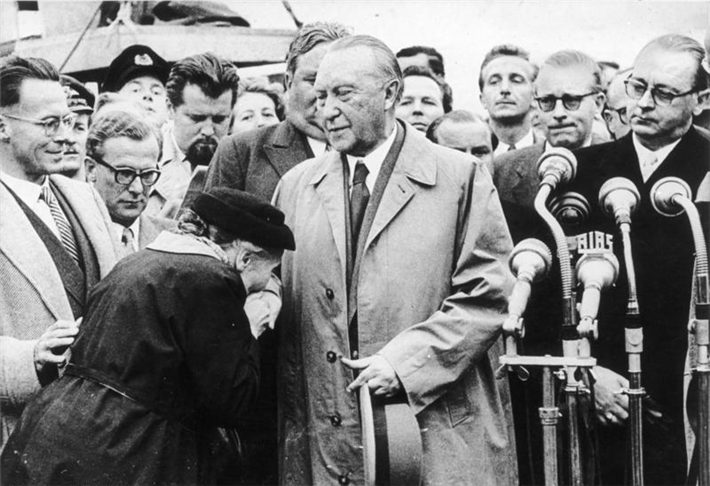 Bundeskanzler Dr. Konrad Adenauer nach seiner Rückkehr aus Moskau am 14. September 1955 auf dem Flughafen Köln/Bonn &copy; Bundesarchiv, B 145 Bild-107546 / CC BY-SA 3.0 DE