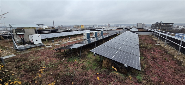 Auf den Dächern finden sich Kälteerzeugungsanlagen wie Photovoltaik-Module &copy; DEN e.V. / Mahrholdt