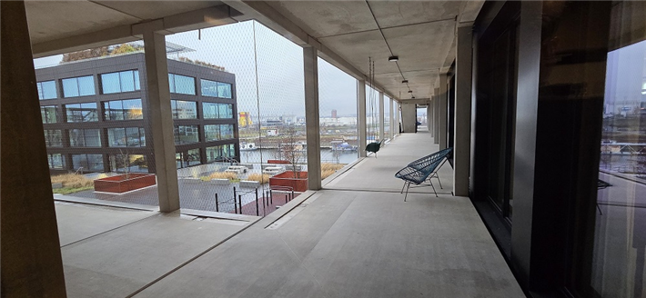 Laubengänge verbinden Büros mit Blick auf den Innenhof &copy; DEN e.V. / Mahrholdt