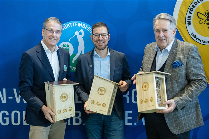 BWGV-Präsident Michael Marbler, NABU-Landeschef Johannes Enssle und DGV-Präsident Claus M. Kobold unterzeichnen in Stuttgart eine Biodiversitätskooperation. &copy; NABU BW / Sascha Walther | Sport-Px
