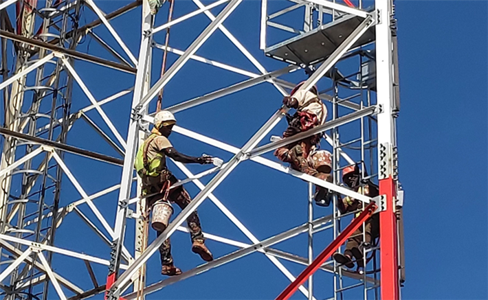 Bau eines Mobilfunkturms im Rahmen der Infrastructure-Kampagne. &copy; ewia