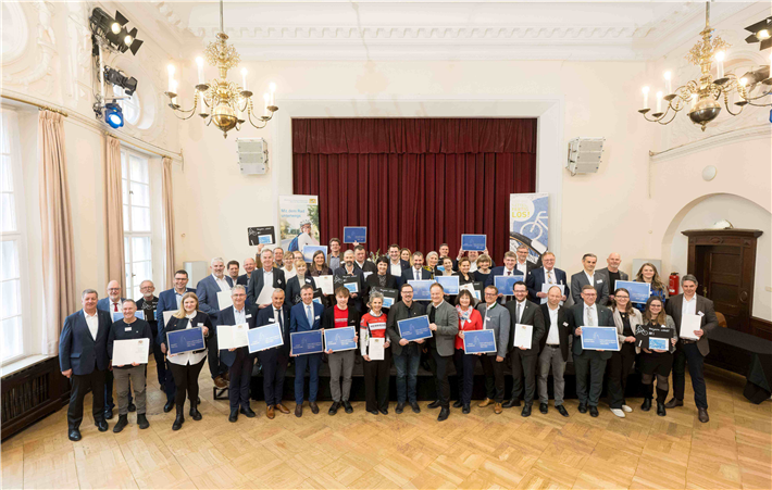Die Delegationen der zertifizierten und rezertifizierten Mitgliedskommunen sowie neuaufgenommenen Kommunen mit dem Staatsminister für Wohnen, Bau und Verkehr, Christian Bernreiter, dem 1. Vorsitzenden der AGFK, Landrat Robert Niedergesäß, und Christian Heck, Leiter des Referats 67 Radverkehr im StMB. &copy; AGFK Bayern / Tobias Hase