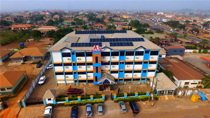 Das A1-Hospital bei Kumasi, Ghana mit der von EWIA gebauten Dach-PV-Anlage &copy; ewia