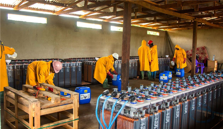 Batterienraum zur Sicherstellung der kontinuierlichen Stromversorgung eines Dorfes in Kamerun &copy; ewia