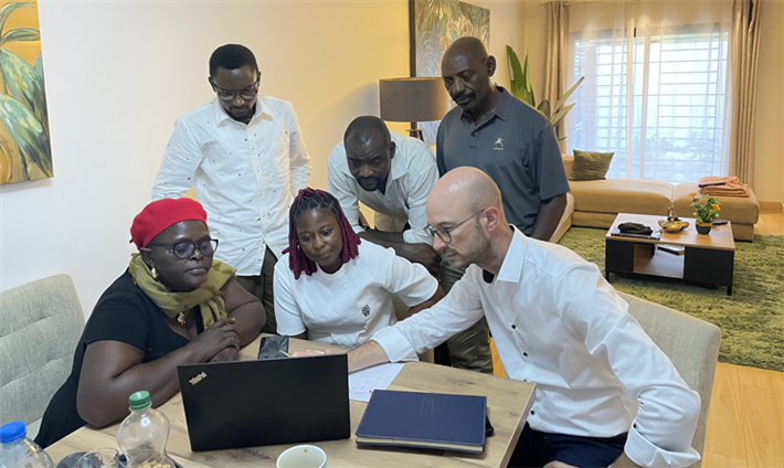 Timo zusammen mit dem kamerunischen Management der SunErgy Ltd. &copy; ewia