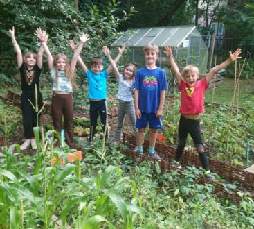 Impressionen von ehemaligen Teilnehmer*innen beim Deutschland summt!-Pflanzwettbewerb &copy; Leipzig International School (re.) 