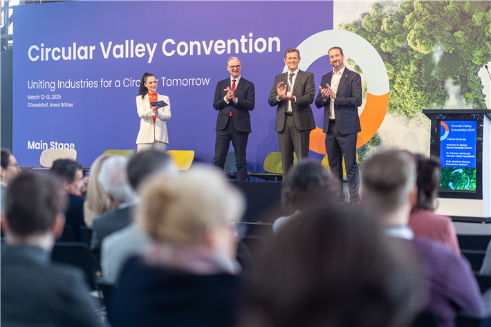 Das Foto zeigt (ab 2.v.l.:) Wolfram Diener, Geschäftsführer der Messe Düsseldorf, Dr. Carsten Gerhardt, Vorsitzender der Circular Valley Stiftung und Prof. Dr. Manfred Renner vom Fraunhofer CCPE. © Jan Turek/ Circular Valley