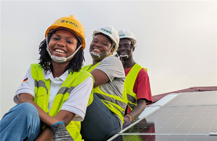 Das EWIA-Ingenieurteam: immer 'an der Spitze' und mit einem Lächeln im Gesicht. Hier nach Fertigstellung der Wahu (E-Fahrzeuge)-Dachanlage in Accra. &copy; ewia