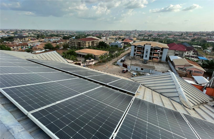 Ein Krankenhaus in Kumasi, Ghana, nutzt nun Solarstrom, um seine Ausfallsicherheit zu erhöhen und Kosten sowie CO2-Emissionen zu senken. &copy; ewia