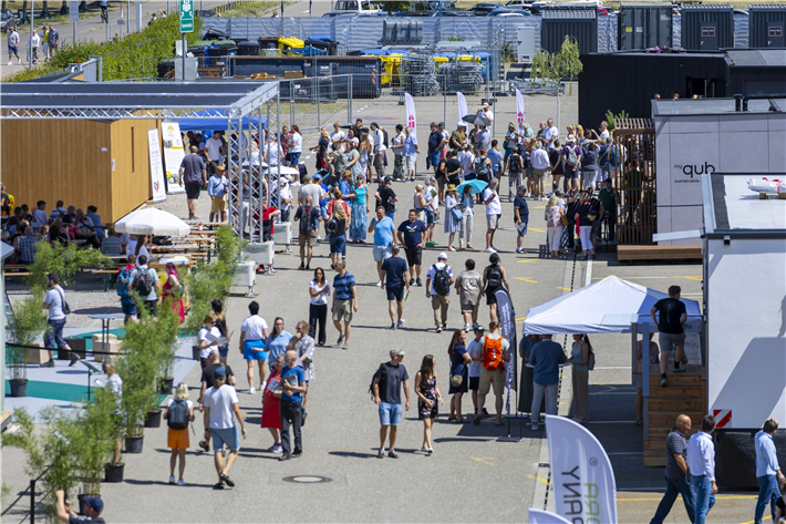 Im Oktober 2025 beschloss die Bundesregierung den sogenannten Bauturbo. Der soll Bauen einfacher machen. Für Minihäuser könnte das einen Boom bedeuten. Voraussetzung: Die Kommune will das auch. Der NEW-HOUSING-Business-Day gibt im Juni detaillierte Einblicke und Informationen, die InvestorInnen brauchen. &copy; Messe Karlsruhe / Jürgen Rösner