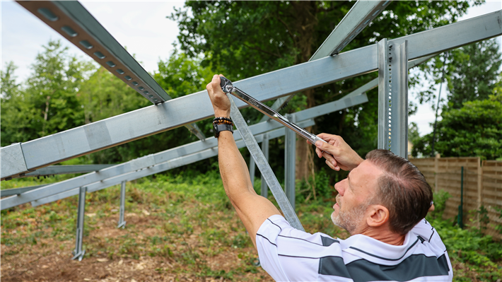 Die mechanische Montage der Unterkonstruktion wurde speziell für Heimwerker im Do-it-yourself-Verfahren konzipiert. &copy; Garten-PV by Dr. Metje GmbH