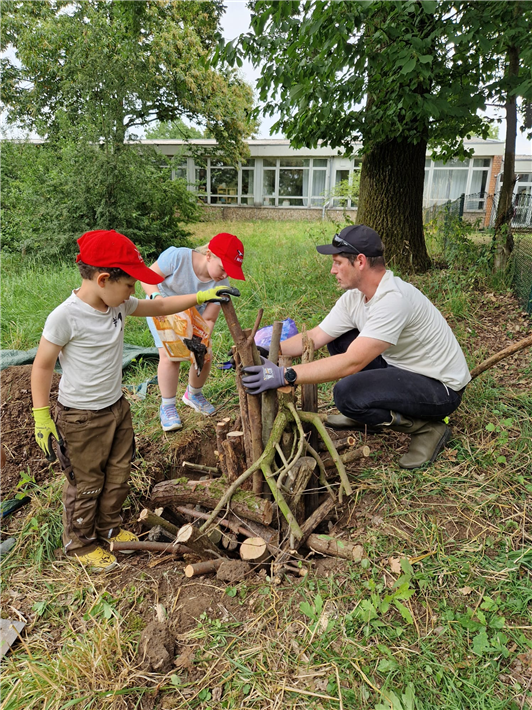 Impressionen von ehemaligen Teilnehmenden beim Deutschland summt!-Pflanzwettbewerb &copy; NaJu Grefrath