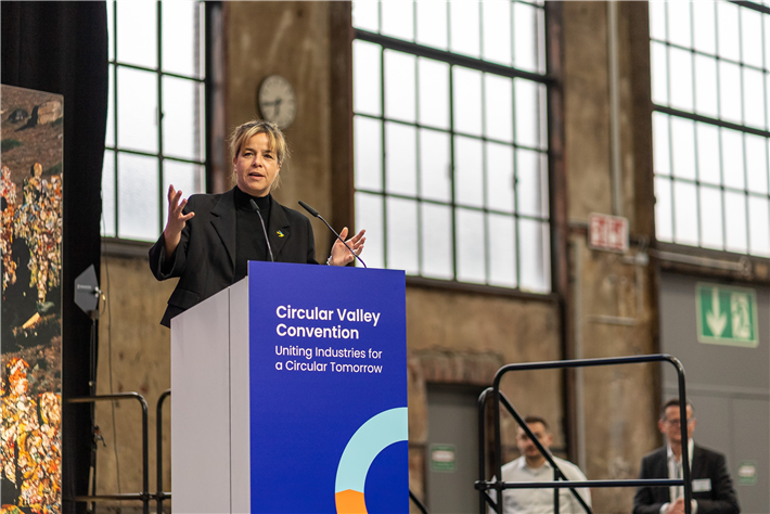 Mona Neubaur, stellvertretende Ministerpräsidentin und Wirtschaftsministerin NRW, eröffnet mit ihrer Keynote das Forum. &copy; Jan Turek/Circular Valley