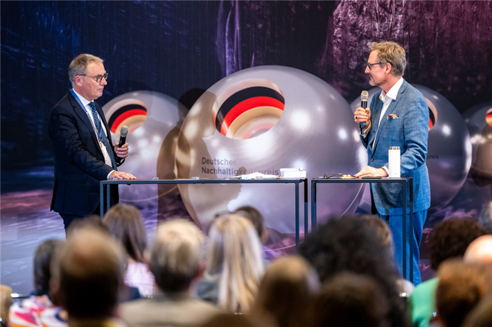 DNP Gesundheit 2025, Kongress DeepDive 'Gesundheitswesen im Stresstest – Wie Nachhaltigkeit unser System stark macht.' Prof. Dr. Christoph Straub (BARMER), Dr. Eckart von Hirschhausen (GEGM) &copy; Christian Köster