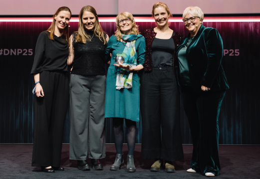 DNP Gesundheit 2025, Sieger 'Umwelt schützen', BBNE-PfleGe: Praxisanleitende in Pflege- und Gesundheitsberufen als Schlüsselpersonen für BBNE. Von links: Kerstin Blum (GEGM), Sarah Fliesgen (Deutscher Berufsverband für Pflegeberufe e.V.), Regina Holle-Sudiyono (BBG), Hannah Otto (KLUG), Simone Schwering (BARMER) &copy; Dariuz Misztal