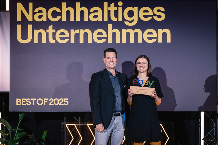 Die Ausgezeichneten der eBay Händler-Awards 2025 in der Kategorie 'Nachhaltiges Unternehmen': Marza Wierzba und Andreas Häntsch vom Berliner Büchertisch. &copy; eBay