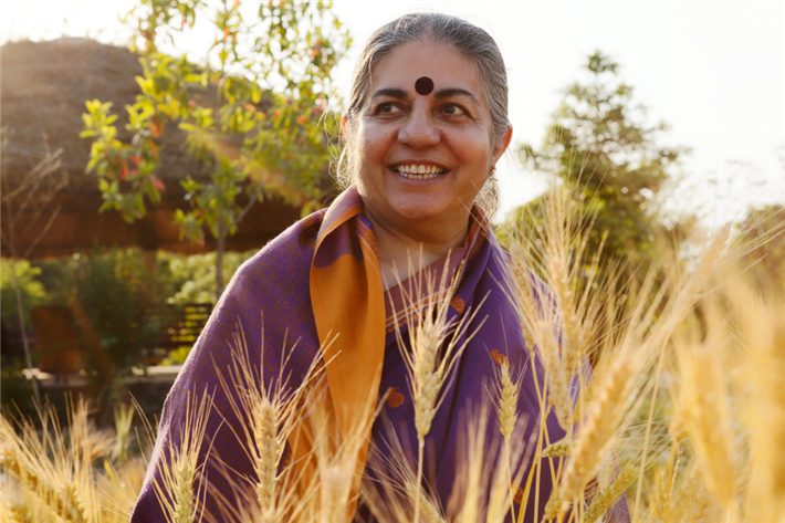 Vandana Shiva setzt sich seit Jahrzehnten für ökologische Landwirtschaft, Saatgutfreiheit und Ernährungssouveränität ein. &copy; Kartikey Shiva
