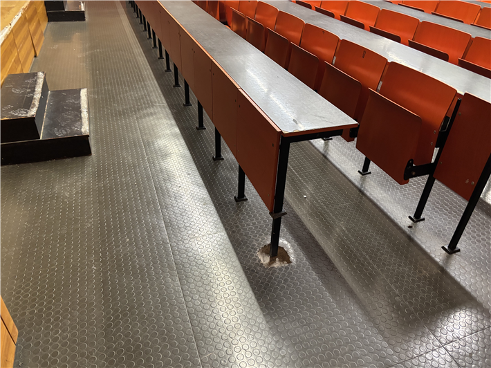 Auf Empfehlung der nora Anwendungstechnik entschied man sich dafür, den bestehenden Belag durch eine Intensivreinigung aufzubereiten. &copy; nora