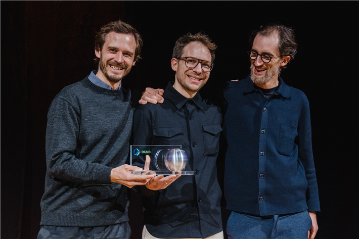 Preisverleihung Deutscher Nachhaltigkeitspreis Architektur 2025: Kilian Juraschitz und Florian Kaiser, Atelier Kaiser Shen, Prof. Dr.-Ing. Julian Lienhard, str.ucture &copy; DGNB