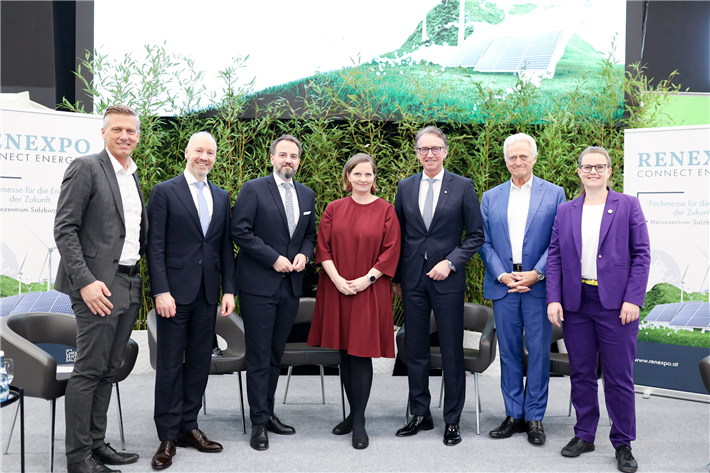 Von links nach rechts: DI (FH) Alexander Kribus, MBA (Geschäftsführer Messezentrum Salzburg), Dr. Benedikt Ennser, Leiter der Sektion Energie (Bundesministerium für Wirtschaft, Energie und Tourismus), MMag. Michael Baminger, E.M.B.L.-HSG (CEO und Vorstandssprecher Salzburg AG für Energie, Verkehr und Telekommunikation), Dipl.-Ing. Martina Prechtl-Grundnig, MSc (Geschäftsführung Erneuerbare Energie Österreich (EEÖ) ), Dr. Leonhard Schitter, M.A. (CEO, Vorsitzender des Vorstands Energie AG Oberösterreich), Dr. Peter Ramsauer (Bundestagsabgeordneter und Bundesminister a.D.), Constanze von Hassel (Moderation) &copy; Der Bildw_rker