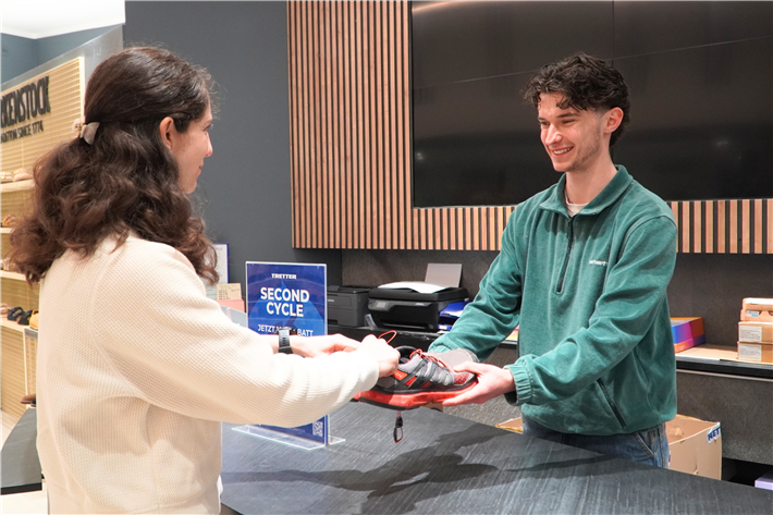 Kund:innen können ihre alten Schuhe bei TRETTER gegen einen 10% Rabatt-Coupon eintauschen. © TRETTER