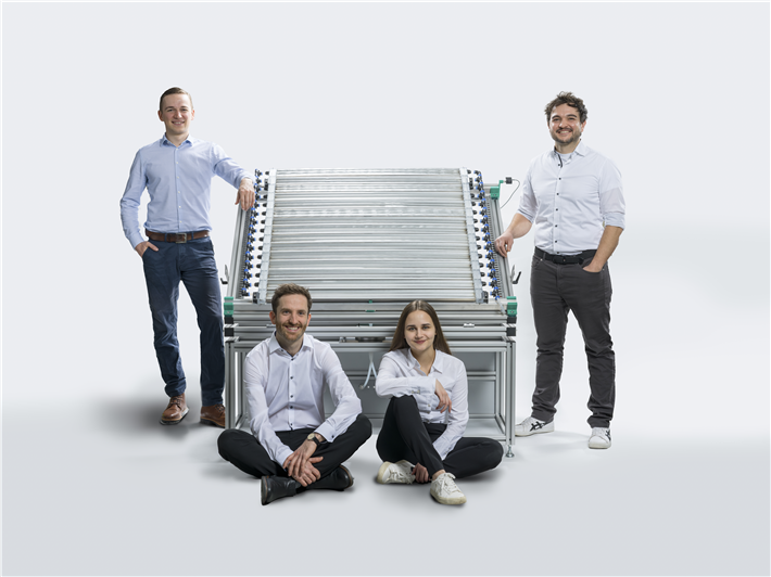 Das photreon-Team vor dem Ein-Quadratmeter-Prototyp des Photoreaktorpanels zur Herstellung von rein solarem Wasserstoff. V.l.n.r.: A. Dreher, P. Kant, M. Cordts, M. Rubin. &copy; Amadeus Bramsiepe, KIT