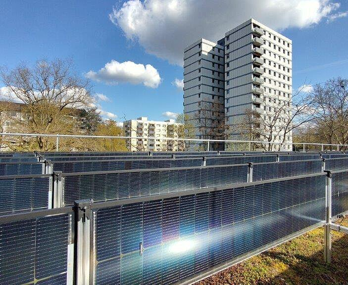 Eine vertikale PV-Anlage, wie hier auf dem Dach der Kita 'les petits amis', bringt einige Vorteile mit sich. &copy; Stadt Karlsruhe, HGW, Thomas Gillich