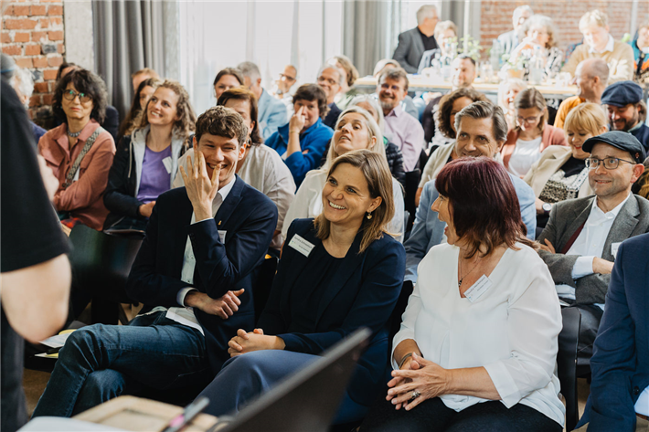 Erste Reihe v.l.n.r. Max Thien von KölnBusiness, Kölner Stadträtin Sandra Schneeloch, KölnBäder Geschäftsführerin Claudia Heckmann &copy; Simon Veith