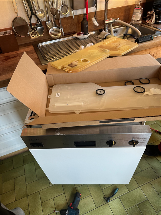 Kreislaufwirtschaft beginnt beim Produktdesign und Reparaturfähigkeit - oft lassen sich alte Geräte wie dieser Miele-Geschirrspüler gut reparieren. &copy; Fritz Lietsch