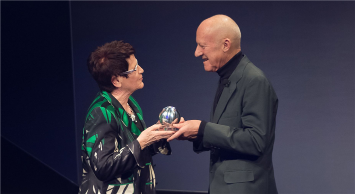 Bereits 2012 wurde Norman Foster von Rita Süssmuth der Ehrenpreis des Deutschen Nachhaltigkeitspreises übergeben. © DNP 2022