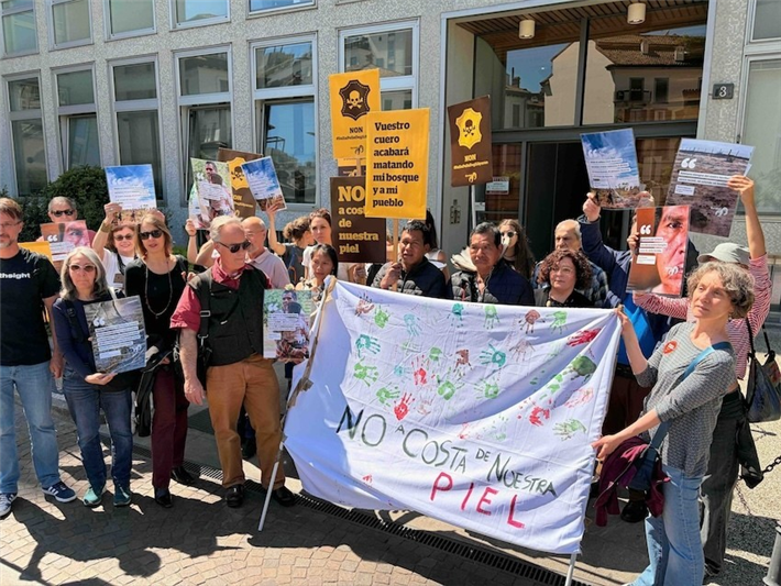 Ein Protest gegen den anhaltenden Einkauf von Leder aus Paraguay durch die italienische Lederindustrie. Das Leder stammt möglicherweise aus dem Gebiet der Ayoreo. &copy; Pietro FANTI 
