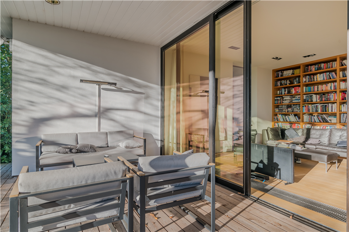 Die hochwertige Volvox Silikat-Fassadenfarbe haftet optimal auf mineralischen Flächen wie Beton, Ziegel oder Zement und schützt diese vor zerstörerischen Umweltfaktoren. &copy; www.volvox.de