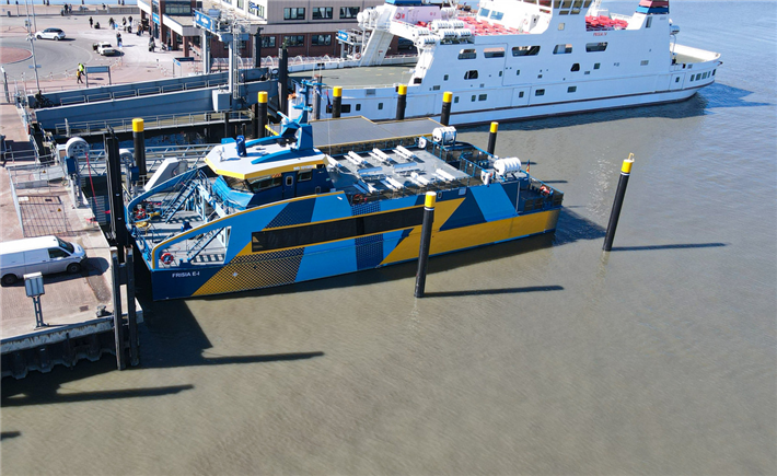 Wenn die Fähre im Hafen anlegt speisen neben der PV-Anlage der Reederei auch die Fahrzeugbatterien der E-Autos auf dem Parkplatz Strom in ihr Ladesystem ein. &copy; Reederei Norden-Frisia