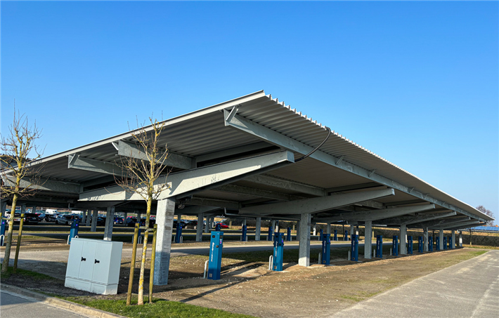 Ist keine Fähre im Hafen, können Gäste ihre Elektrofahrzeuge über die eigene PV-Anlage der Reederei laden. &copy; Reederei Norden-Frisia