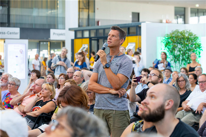 Die Tiny Talks und die Workshops sind die inhaltlichen Prunkstücke der NEW HOUSING 2026. Sowohl die 30-minütigen Vorträge, als auch die Deep Dives vermitteln den Besuchenden Wissen, das sie in so einer geballten Form nirgends erhalten. &copy; Messe Karlsruhe / Jürgen Rösner