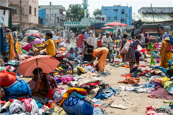 Berge an in westlichen Ländern weggeworfene Fast Fashion-Kleidung landen im Globalen Süden, wo sie lokale Märkte überfluten und oft in Flüssen und auf Müllbergen landen. &copy; Vikram Aditya, pexels.com