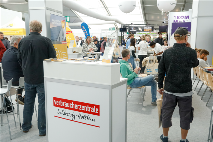Am Gemeinschaftsstand von Verbraucherzentrale Schleswig-Holstein und Haus & Grund Schleswig-Holstein in Halle 7 erhalten Besucherinnen und Besucher Infos rund um ihre Energieberatung, tägliche Kurzvorträge sowie einen Überblick zu Gesetzen und Förderungen. &copy; Holstenhallen Neumünster – NordBau – SixConcept