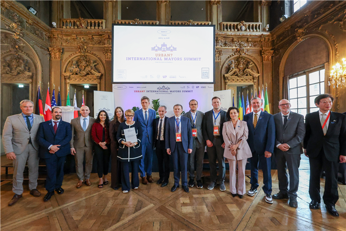 From left to right: Eckart WÜRZNER, Mayor of Heidelberg, head of the German Delegation; Matthew BACH, Regional Director of ICLEI Europe and co-director of the Urban7 Executive Secretariat; Oleksandr SYENKEVYCH, Mayor of Mykolaiv, Ukraine; Dilpreet SIDHU, Deputy Mayor of Los Angeles for International Relations, United-States; Elle BISGAARD-CHURCH, Chief of Staff to New York City Mayor; Nathalie APPERE, Vice-President of France urbaine, Mayor of Rennes, President of Rennes M&eacute;tropoles, France; Mathieu KLEIN, Mayor of Nancy, President of the M&eacute;tropole du Grand Nancy, host of the Summit; Emmanuel GREGOIRE, Mayor of Paris, France; Serhii MORHUNOV, Mayor of Vinnytsia, Ukraine; Andriy MOSKALENDO, First Deputy Mayor of Lviv, Ukraine; Chiara FRONTINI, Mayor of Viterbo, head of the Italian Delegation; Steve PATTERSON, Mayor of Athens (Ohio), head of the US Delegation; David MITCHELL, Mayor of Bridgewater, head of the Canadian Delegation; Kizo HISAMOTO, Mayor of Kobe, head of the Japanese delegation &copy; City of Nancy