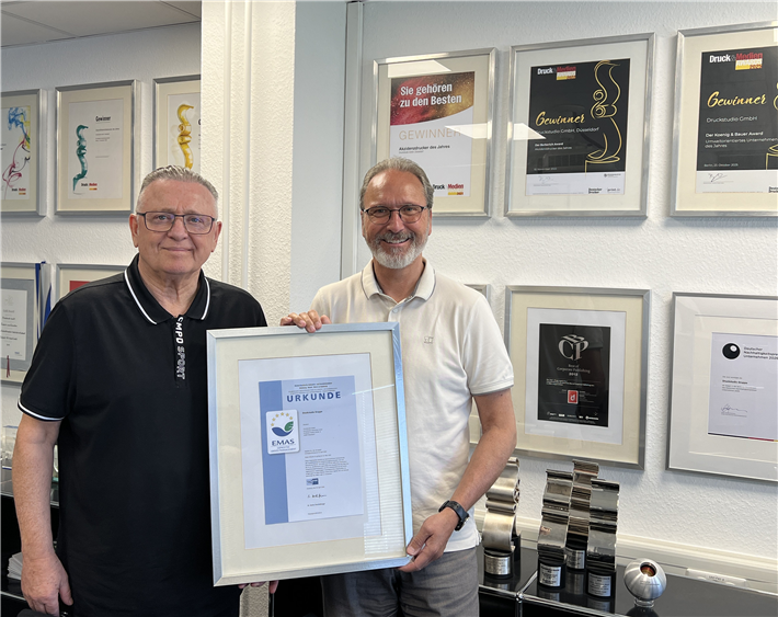 EMAS zählt zu den anspruchsvollsten Umweltmanagementstandards Europas. Die erneute erfolgreiche Rezertifizierung bestätigt nicht nur das konsequentes Engagement der Druckstudio Gruppe für eine nachhaltige Druckproduktion, sondern auch den Anspruch, ökologische Verantwortung messbar und wirksam in ihrem Handeln zu verankern. &copy; Druckstudio GmbH