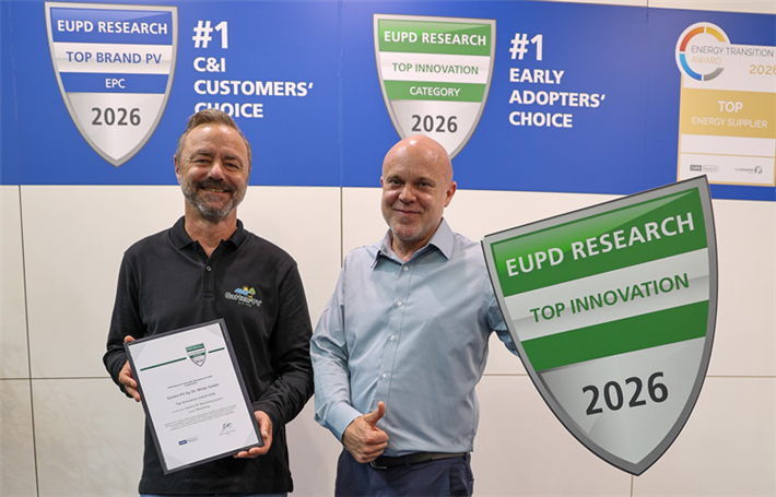 Robin Schlenczek, Geschäftsführer der Garten-PV by Dr. Metje GmbH und Markus A.W. Hoehner, CEO von EUPD Research bei der Übergabe des Top Innovation Awards &copy; EUPD Award