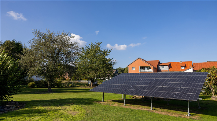 Herzstück des Garten-PV-Konzepts ist eine TÜV-zertifizierte Unterkonstruktion mit patentiertem Erdankersystem ('Root-System'), das eine schnelle und ressourcenschonende installation ohne Betonfundamente ermöglicht. &copy; Garten-PV