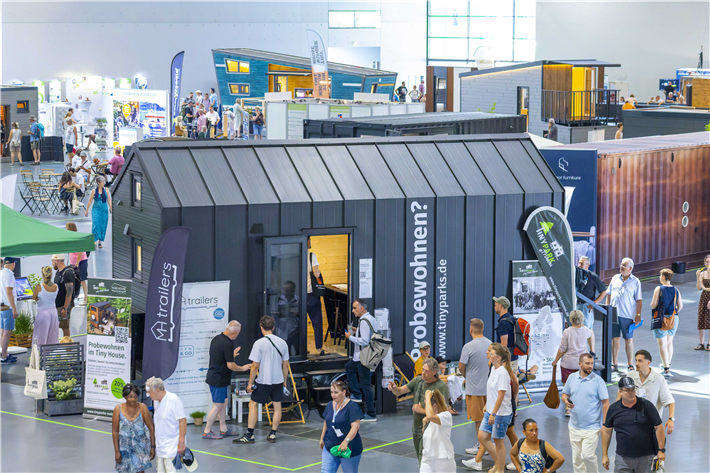 Die NEW HOUSING 2026 ist vorbei. Erstmals hatte die Messe Karlsruhe einen Business Day angeboten. Dieser war speziell für Kommunen, Investierende und Freizeitbetreiber konzipiert worden. Mehr als 120 Teilnehmende aus 13 Nationen folgten der Einladung. Zum parallel stattfindenden Tiny House Festival kamen trotz der Rekordhitze rund 6.000 Besuchende. &copy; Messe Karlsruhe / Jürgen Rösner