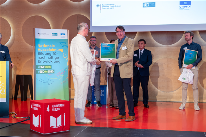 Michael Lörcher, Vorstandsvorsitzender der Umwelt-Akademie e.V. aus München nimmt die Auszeichnung entgegen &copy; Martin Stollberg Fotografie