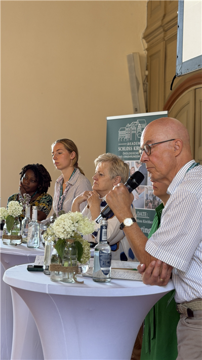 Frauen-Podium im Austausch über Solidarität: v.l.n.r. Janet Maro, Geschäftsführerin von ‚Sustainable Agriculture Tanzania‘ (SAT), Journalistin Thalea Nowak, die ehemalige Landwirtschaftsministerin Renate Künast, Carolyn Hutter, Professorin an der Dualen Hochschule Baden-Württemberg (DHBW) Heilbronn, und Moderator Prof. Dr. Franz-Theo Gottwald, Senior Advisor der Akademie Schloss Kirchberg &copy; Akademie Schloss Kirchberg
