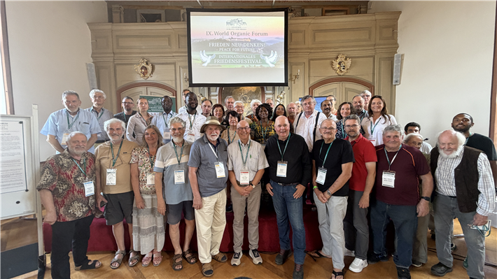 Die Teilnehmenden des IX. World Organic Forums 2026 auf Schloss Kirchberg &copy; Akademie Schloss Kirchberg