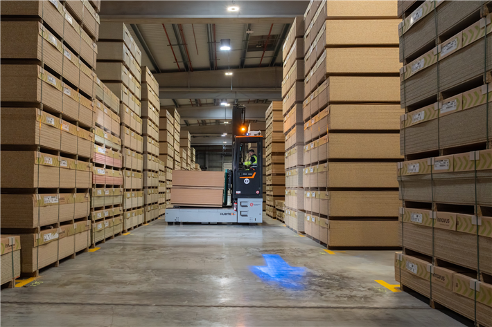 Elektrostapler in der Produktion von Sonae Arauco &copy; Sonae Arauco