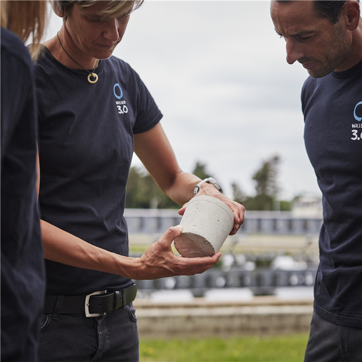 Dr. Katrin Schuhen, CEO von Wasser 3.0, mit einer möglichen Reuse-Lösung von Mikroplastik. © Wasser 3.0 gGmbH